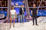 Moderator Jörg Pilawa (M.) mit den Kandidaten des Teams „Tatort“: Jörg Hartmann (l.), Schauspieler und Aylin Tezel (r.), Schauspielerin.