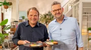 Björn hat mit Sternekoch Thomas Martin spontan ein kreatives Gericht aus Resten zubereitet: Apfel-Beignets mit Madeira-Zabaione, Cranberrys und Nüssen.