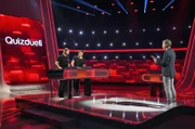 Moderator Jörg Pilawa (r.) mit den Kandidaten des Teams „Schauspiel“: Henning Baum (l.) und Tom Wlaschiha (2.v.l.), beide Schauspieler.