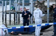 Jakob Frings (Max König, 3.v.r.) untersucht gemeinsam mit der Spusi (Komars:innen, l. u. r.) den Tatort, an dem die Leiche von Frank Schandau (Luca Torzi, liegend) gefunden wurde.