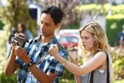 Britta (Gillian Jacobs, r.) möchte Abed (Danny Pudi, l.) etwas Gutes tun und schreibt ihn für einen Filmkurs ein. Doch diese Widerstrebt seinen Vater, der nicht möchte, dass er diesen Karrierepfad einschlägt, sondern das Familienrestaurant übernimmt ...