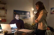 Hanna Globisch (Helena Pieske) ist ihrem Halbbruder Lukas (Frederik Götz) dabei behilflich, seine Universitätszeugnisse auszudrucken.