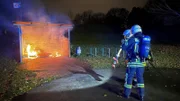 Der Feuerwehrmann löscht das Feuer