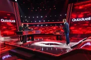 Moderator Jörg Pilawa (r.) mit den Kandidaten des Teams „Comedy“: Bülent Ceylan (l.) und Rick Kavanian (2.v.l.), beide Comedians.
