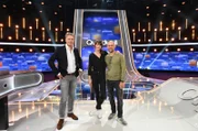 Moderator Jörg Pilawa (M.) mit den Kandidaten des Teams „Schauspiel“: Jürgen Vogel (l.), Schauspieler und Natalia Belitski (r.), Schauspielerin