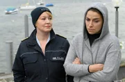 Nele Fehrenbach (Floriane Daniel, l.) befragt die Kellnerin Lena Teuber (Jaëla Probst, r.) zu den Geschehnissen im Restaurant.