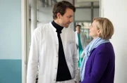 Dr. Kathrin Globisch (Andrea Kathrin Loewig) hat das ungute Gefühl, dass mit den Unterlagen der Universität ihres Sohnes Lukas (Frederik Götz, li.) etwas nicht stimmt. Doch Lukas schafft es, ihr das Ganze als Versäumnis der amerikanischen Universität zu erklären.
