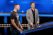 Moderator Alexander Bommes mit dem Kandidaten Tim Ostertag.