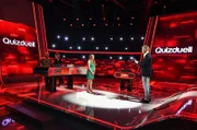 Moderator Jörg Pilawa (r.) mit den Kandidaten des Teams „Schauspiel“: Jürgen Vogel (l.), Schauspieler und Natalia Belitski (2.v.l.), Schauspielerin. Sowie der Quiz-Expertin Marie-Lousie Finck (M.).