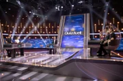 Moderator Jörg Pilawa (M.) mit den Kandidaten des Teams „Tatort“: Jörg Hartmann (l.), Schauspieler und Aylin Tezel (r.), Schauspielerin. Sowie den Quizduell-Olympioniken: Marie-Lousie Finck (3.v.r.), Eckard Freise (2.v.r) und Thorsten Zirkel (r.).