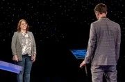 Moderator Alexander Bommes mit der Kandidatin Carolin Behling.