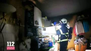 In Iserlohn suchen Feuerwehrleute nach einem Küchenbrand in einem verwahrlosten Apartment nach Überlebenden.