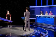 Moderator Alexander Bommes (M.) mit den Kandidat:Innen: Esther Bender (l.), Tim Ostertag (3.v.r.), Carolin Behling (2.v.r.) und Eddie Horn (r.).