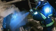 Der Feuerwehrmann löscht das Feuer.
