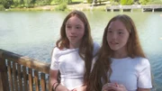 Die eineiigen Zwillinge Emilia und Letizia am See im Eiskunstlauf-Trainingslager, in Crans-Montana, Französische Schweiz.