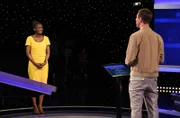 Moderator Alexander Bommes mit der Kandidatin Helina Williams.