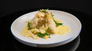Blumenkohl auf zweierlei Art mit Estragon-Hollandaise und Curry-Panko-Crunch von Thomas Martin.