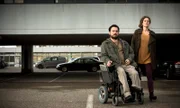 ARD/WDR TATORT: BOMBENGESCHÄFT, ein Film von Thomas Stiller. Alena Krämer (Alessija Lause), die Ehefrau des Toten, findet Trost bei Alexander Haug (Sascha Alexander Geršak), der in einer Hochhaussiedlung lebt.