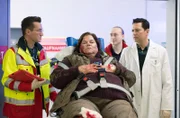 Tierpflegerin Henriette Friebel (Nadine Wrietz, liegend) wird nach einem Löwenangriff mit einer schweren Beinverletzung von Notarzt Dr. Lorenz (Markus Neumann, li.) eingeliefert. Bei der Aufnahme in der Sachsenklinik erfährt Dr. Philipp Brentano (Thomas Koch, re.), dass die Tierpflegerin unter Depressionen leidet, ihre Antidepressiva jedoch eigenmächtig abgesetzt hat.