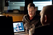 Krämers Laptop wird geliefert - mit Passwortzugang. Norbert Jütte (Roland Riebeling) wertet ihn aus.