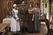 Jessica Brown Findlay (Lady Sybil Crawley), Hugh Bonneville (Robert Crawley, Conte di Grantham), Laura Carmichael (Lady Edith Crawley), Michelle Dockery (Lady Mary Crawley)