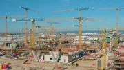 Auf der Baustelle herrscht ein buntes Treiben von Menschen und Maschinen inmitten von Bewährungsstahl. Doch was nach außen wie Chaos wirken möge, ist von den Bauleitenden des Projekts genaustens geplant.