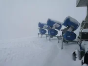 Schneekanonen verbrauchen viel Energie: Für die Beschneiung der Skigebiete im Alpenraum wird pro Jahr etwa so viel Strom benötigt wie 130.000 Mehr-Personen-Haushalte jährlich verbrauchen