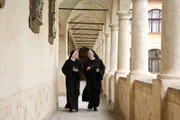 Äbtissin Hildegard (Hertha Schell) erkundigt sich bei Schwester Angelika (Daniela Nitsch), ob ihr irgendetwas Verdächtiges aufgefallen ist.