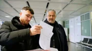 Wirt Oliver Wendel begleitet seinen Kellner Ashti Abdi zum Flughafen. Ashti muss ausreisen, weil sein Asylantrag abgelehnt wurde.