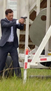 Michael (Jeffrey Donovan) muss auf einem Flughafen dafür sorgen, dass einem Unternehmer nichts passiert. Doch kann ihm dies gelingen?