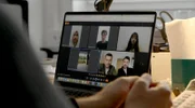 Per videocall informiert Wirt Mikko Bayer seine indonesischen Köche über den Stand des "Beschleunigten Fachkräfteverfahrens" - nach acht Monaten Wartezeit.