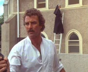 Tom Magnum (Tom Selleck) versucht, ein Attentat zu verhindern, dem die Teilnehmer einer Menschenrechtskonferenz zum Opfer fallen sollen.