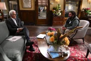 L-R: Neil Bremer (Ted Danson) und Jayden Kwapis (Bobby Moynihan)