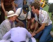 Magnum (Tom Selleck) und das Filmteam kümmern sich um den angeschossenen Hauptdarsteller Jack Martin (Larry Pennell).