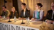 Beim Runden Tisch zum Daunitzer Wald sollen alle Seiten sprechen: Landrat Falko Huber (Sönke Möhring, li.), Industrievorstand Hilde Diggering (Anna Böttcher, 2. v. li.), Moderatorin Nina Well (Annabelle Mandeng, Mitte l.) und Aktivistin Ceecee (Valerie Stoll, 2. v. re.)