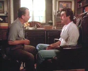 Higgins (John Hillerman) versucht durch Hypnose Magnums (Tom Selleck) Amnesie zu beseitigen.