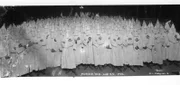 Weiße Kutten und spitze Kappen: Mitglieder des Ku Klux Klans inszenieren sich 1922 in Muncie, Indiana.