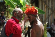 In Papua-Neuguinea schmücken sich bei Festen Männer und Frauen gleichermaßen mit den farbenfrohen Federn der Paradiesvögel.