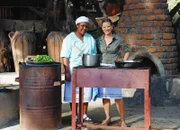 SF unterwegs - Tansania Eine Einheimische kocht mit Andrea Jansen das Gericht Ugali