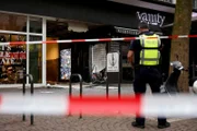 Großeinsatz der Polizei Köln: Am Morgen kam es zu einer Explosion an einer Passage neben dem Nachtclub Vanity Club Cologne. Scheiben zerbarsten und Deckenplatten vielen herab - eine Person wurde verletzt. Die Polizei Köln hat den Bereich weiträumig abgesperrt und ermittelt in alle Richtungen.