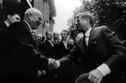 Chruschtschow und Präsident Kennedy schütteln sich die Hände, 1961.