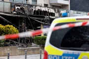 Kölns Explosions-Serie hält an: In der Nacht detonierte ein Sprengsatz vor einem Cafe in Köln Pesch. Das Ladenlokal brannte vollständig aus. Ein Großaufgebot von Feuerwehr und Polizei ist vor Ort - Ermittler sichern Spuren. Hintergrund könnte ein Konflikt der Mocro-Mafia um verschwundene Drogen sein.