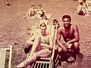 Roberto Blanco trifft bei einem seiner zahlreichen Besuche im Wiesbadener Opelbad zufällig die damalige US-Schwimmerin und Schauspielerin Esther Williams, die als "Badenixe" in mehreren Filmen zu sehen war und zu einem Besuch der US-Truppen in Wiesbaden vorbeischaute.