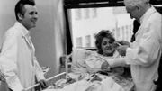 Zwei Ärzte besuchen eine Frau zur Krankenhausbehandlung
