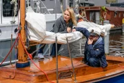 Nova Meierhenrich und Tobias Kasimirowicz als „Kaept’n Kasi“ während der Dreharbeiten für die neue lokale Produktion 'Kaept'n Kasi - Auf hoher Spree'.