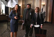 Arpi Meskimen (Holly Hunter, r.) und Jayden Kwapis (Bobby Moynihan, m.)