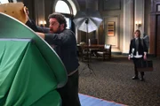 Jayden Kwapis (Bobby Moynihan) und Arpi Meskimen (Holly Hunter)