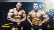 Ein Bild von zwei männlichen Bodybuildern, die im Fitnessstudio McPGAN posieren