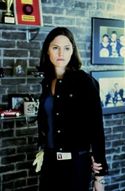 Sara Sidle (Jorja Fox) ist davon überzeugt, dass der Ehemann von Kaye Shelton trotz seines Alibis der Täter ist. Mit ihren Kollegen setzt sie alles daran, den Mann hinter Gitter zu bringen.