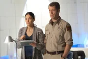 Wird es Lupo (Erica Cerra, l.) und Jack (Colin Ferguson, r.) gelingen, eine hochmoderne Technologie zu stoppen, die alle Energiequellen anzapft?
